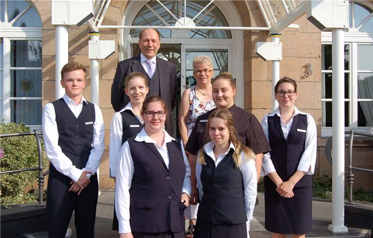 Die neuen Auszubildenden im Seehotel Maria Laach (v.l.): Johannes Peters aus Oberdürenbach, Lena Selbach aus Burgbrohl, Michelle Künster aus Nickenich, Vanessa Aigner aus Bendorf, Christine Freihoff aus Plaidt, Nicole Maurer aus Mendig sowie Marie Heuft aus Lützing (fehlt auf dem Bild). Foto: privat