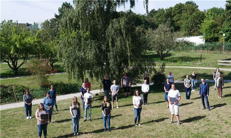 Die neuen Auszubildenden in der Heilerziehungspflege mit ihren Ausbildungsverantwortlichen sowie derSchülerbeauftragten, Mitarbeitervertretung und Einrichtungsleitung.Foto: Caritas Zentrum, Mendig