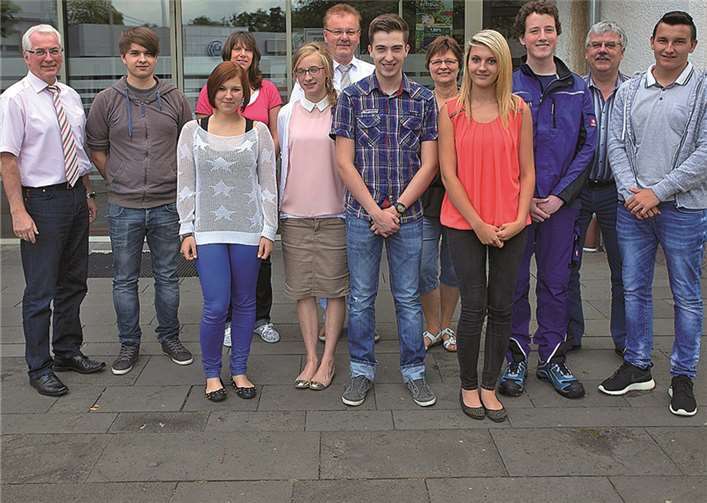 Die neuen Auszubildenden mit den Azubis des zweiten Lehrjahres und den Verantwortlichen der VG. WT