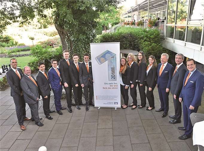 Die neuen Auszubildenden mit den Vorständen Elmar Schmitz, Vorsitzender (3.v.r.), Sascha Monschauer (2.v.r.) und Markus Müller (r.) sowie Personalleiter Dirk Schreiber (l.) und Betriebsratsvorsitzender Stefan Linden (2.v.l.). VoBa RheinAhrEifel