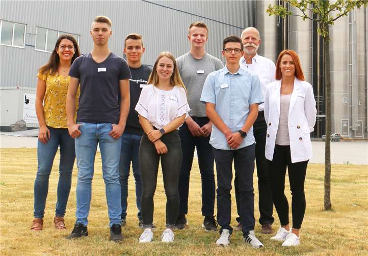 Die neuen Auszubildenden v.l.n.r. Martin Mindermann, Elias Kaiser-Müller, Lisa-Marie Pfeifer, Kevin Weiß und Collin Heinrich mit der Ausbildungsbeauftragten Frau Linda Meier, Frau Simone Konrad und Herrn Leander Bergmann.Fotos: Akro-Plastic
