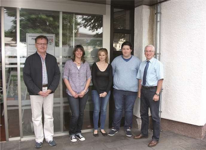 Die neuen Auszubildenden wurden begrüßt (v.r.n.l.): Bürgermeister Volker Mendel, Felix Schneider, Franziska Klein, Jennifer Groe als Vertreterin des Personalrates und Büroleiter Wolfgang Müller. privat