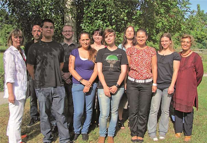 Die neuen Auszubildenden zur Heilerziehungspflege im Caritas-Zentrum, gemeinsam mit Einrichtungsleiterin Klaudia Racke-Hackenbruch (links), Melanie Schuth, Leiterin Bereich Wohnen in der Gemeinde Mendig ( 2. V. rechts) und die zweite Vorsitzende der Mitarbeitervertretung Farideh Golpayegani (rechts).