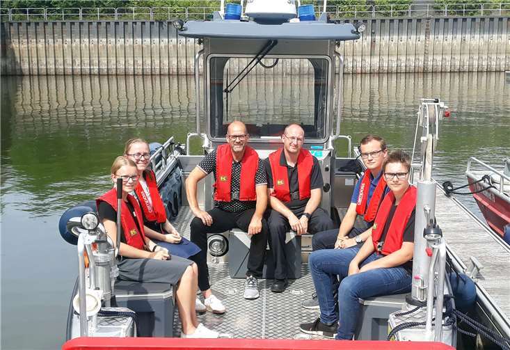 Die neuen Azubis durften mit dem Löschboot der Feuerwehr fahren.