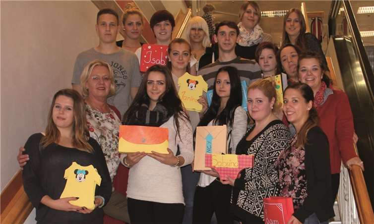 Die neuen Azubis erhielten jeweils eine großzügig gefüllte Schultüte. privat