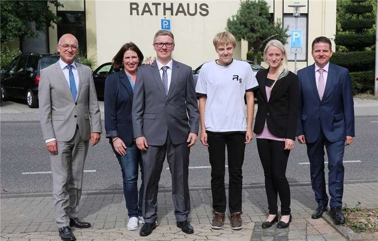 Die neuen Azubis wurden feierlich begrüßt (v. l.): Bürgermeister Bert Spills, Fachbereichsleiterin Personal Britta Röhrig, Christian Wolf, Jeremy Heinen, Ausbildungsbetreuerin Bianca Büser und 1. Beigeordneter Holger Jung. StF