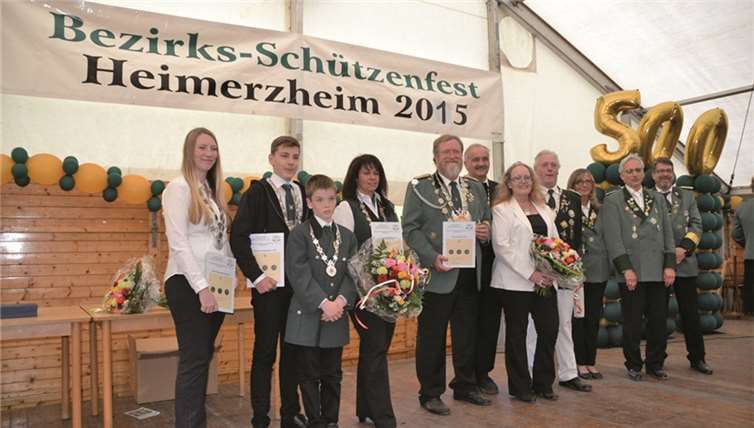 Die neuen Bezirksmajestäten im Festzelt in Heimerzheim. Weigert