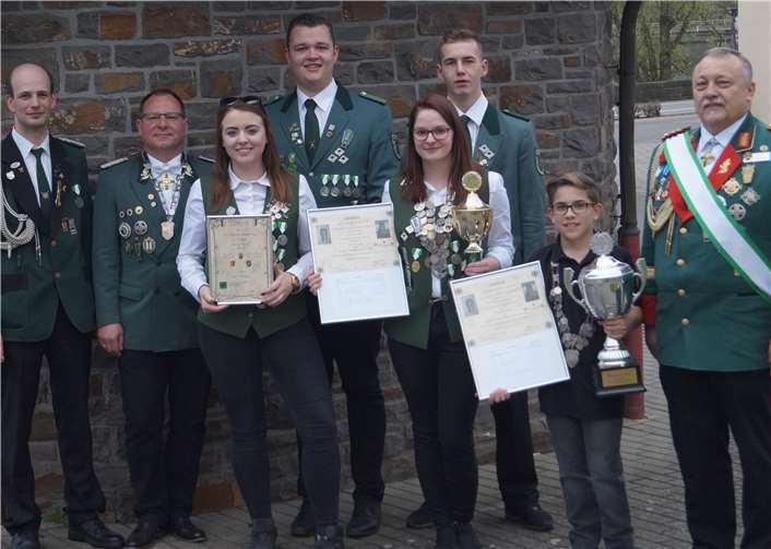 Die neuen Bezirksmajestäten, sowie die siegreiche Mannschaft aus Kattenes eingerahmt von Bezirksjungschützenmeister Felix Stenzel, Brudermeister Jörg Bender sowie Diözesanbrudermeister Hubert Mohr.Foto: privat