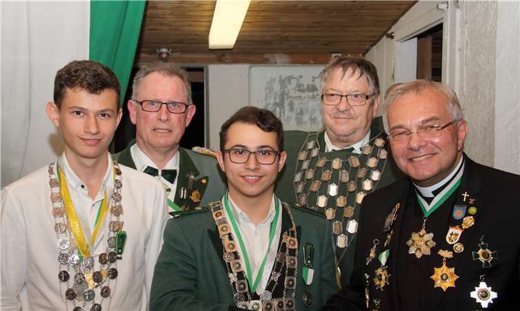 Die neuen Bezirksmajestäten (v.li.n.re.): Schülerprinz: Christian Bucher, Bezirksbundesmeister Sigi Belz, Jungschützenprinz: Christoph Bucher, Bezirkskönig: Gerd Bollig, Bezirkspräses Pastor Herbert Ritterrath. Fotos: privat