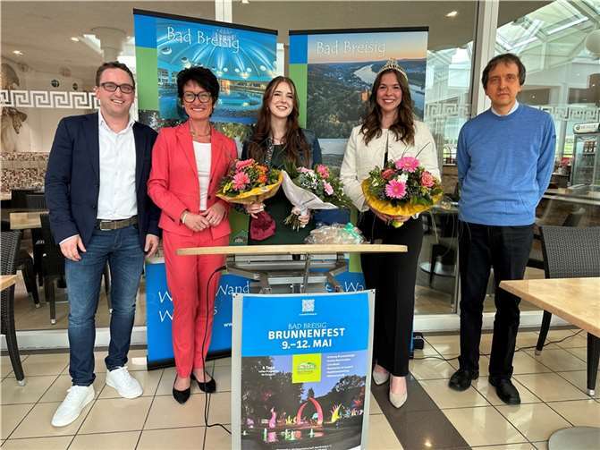 Die neuen Brunnenkönigin Sophie Brassel (Mitte) umringt von Gratulanten (v.l.n.r): Bürgermeister Marcel Caspers, CDU-Landtagsabgeordnete Petra Schneider, die Noch-Brunnenkönigin Corinna Bast und Andreas Windscheif, Vorsitzender der Bad Breisiger Werbegemeinschaft.  Fotos: ROB