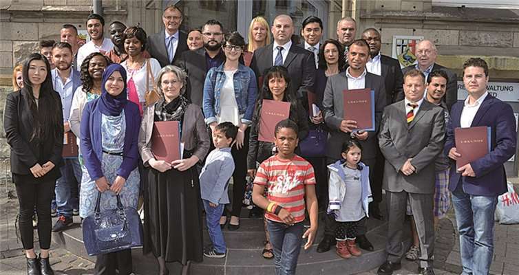 Die neuen Bürger Neuwied mit Landrat Kaul bei ihrer Einbürgerung. Privat