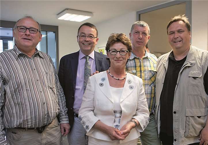 Die neuen Bürgermeisterin Renate Offergeld (Mitte) mit ihren Unterstützern im Wahlkampf (von links): Wilfried Laupert (UWG), Dr. Bernd Becker (SPD), Ulrich Feyerabend (Unser Wachtberg) und Oliver Henkel (Grüne).