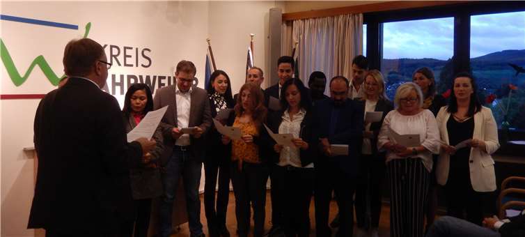 Die neuen Bundesbürger geben die feierliche Erklärung ab.