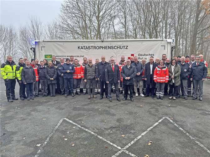 Die neuen DRK-Einsatzfahrzeuge wurden von Landrat Dr. Alexander Saftig im Beisein von DRK-Kreisverband Präsident Bernhard Mauel sowie Vertretern der Kreisverwaltung an die Mitglieder der DRK-Ortsvereine Ettringen, Rhens und Mülheim-Kärlich übergeben.  Foto: Kreisverwaltung MYK/Wiebke Schaaf