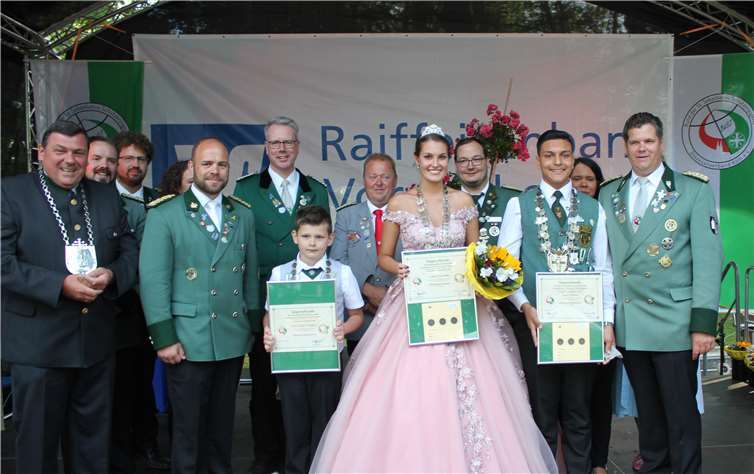 Die neuen Diözesanschützenmajestäten freuen sich über den Erfolg.