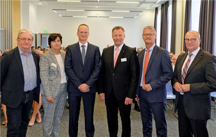 Die neuen Direktoriumsmitglieder Rhein-Mosel-Fachklinik Andernach wurden feierlich begrüßt (v.l.): Karlheinz Saage (Direktor Heimbereich), Rita Lorse (Pflegedirektorin), Dr. Ingo Weisker (Ärztlicher Direktor), Dr. Thorsten Junkermann (Kaufmännischer Direktor), Dr. Gerald Gaß (Geschäftsführer Landeskrankenhaus) und Werner Schmitt (stellvertretender Geschäftsführer Landeskrankenhaus).Quelle: Landeskrankenhaus (AöR)