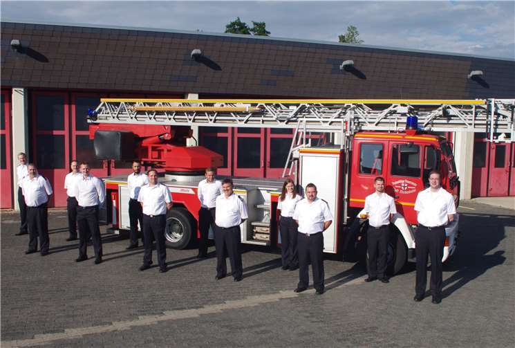 Die neuen Drehleitermaschinisten mit Wehrleiter Günter Wiegershaus (5. V. r.) vor dem Fahrzeug der Freiwilligen Feuerwehr Meckenheim. Foto: Freiwillige Feuerwehr Meckenheim
