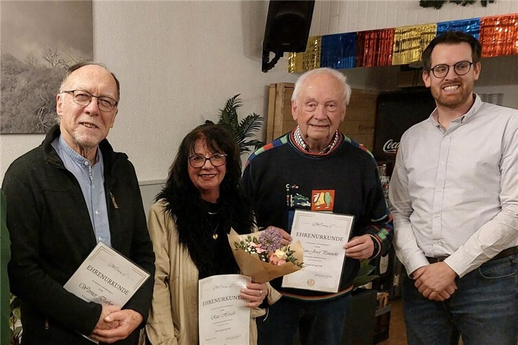 Die neuen Ehrenmitglieder Werner Daiber, Rita Hirsch und Hans-Josef Pinetzki (v. l.) mit Vorsitzendem Sebastian Neises (r.).