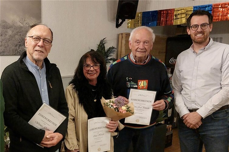 Die neuen Ehrenmitglieder Werner Daiber, Rita Hirsch und Hans-Josef Pinetzki (v. l.) mit Vorsitzendem Sebastian Neises (r.).