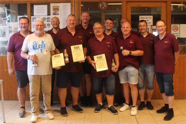 Die neuen Ehrenmitglieder Werner Moog, Berthold Groß und Heinz Junker (mit Urkunden) mit dem Vorsitzenden Stefan Reck und weiteren Vorstandsmitgliedern.  Foto: privat