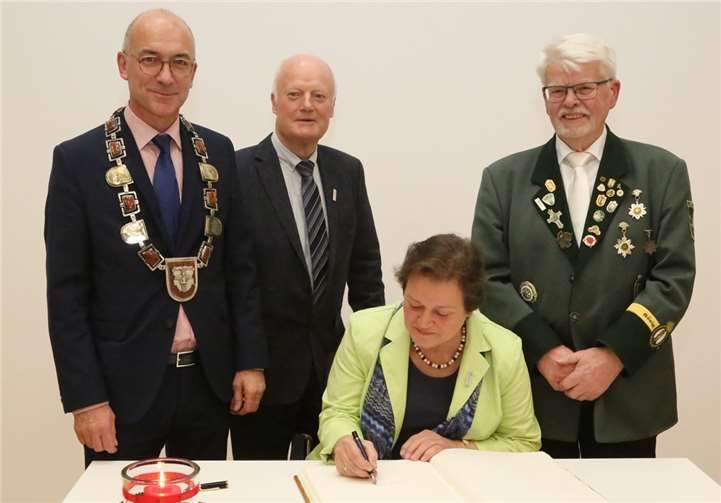 Die neuen Ehrennadelträger trugen sich in das Goldene Buch der Stadt Meckenheim ein: Bürgermeister Bert Spilles, Dr. Jörg Köpke, Elisabeth Manner und Ferdinand Flick.
