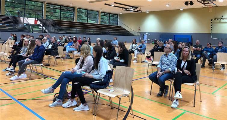 Die neuen Elftklässer versammelten sich in der Sporthalle. Foto: privat