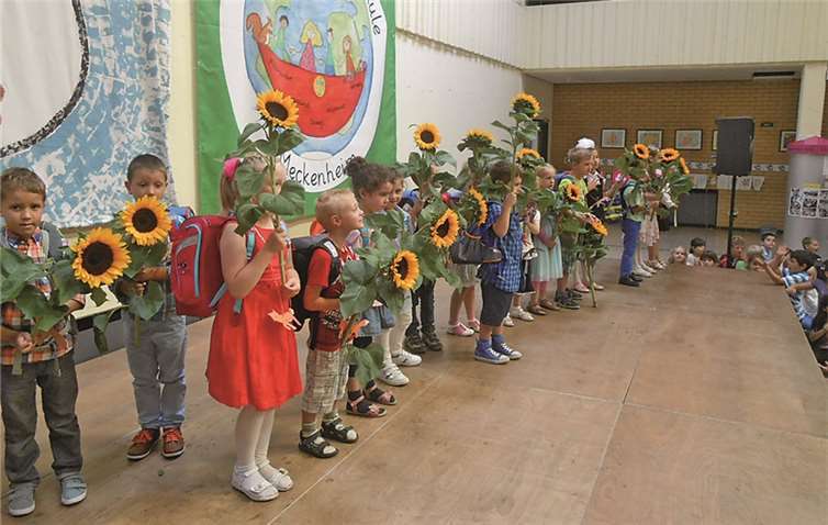 Die neuen Erstklässler erhielten von ihren Klassenlehrerinnen jeweils eine Sonnenblume.