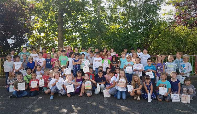 Die neuen Erstklässler freuen sich über die liebevoll bemalten Lesetüten und natürlich den Inhalt.privat