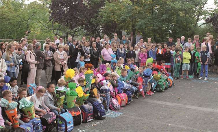 Die neuen Erstklässler wurden in einer schön gestalteten Zeremonie in der Grundschule willkommen geheißen.privat