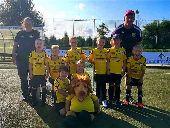 Die neuen F-JuniorenInnen mit ihrer Trainerin und ihrem Trainer. Quelle: GSG