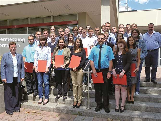 Die neuen Fachkräfte bekamen ihre Abschlusszeugnisse im Landesamt für Vermessung und Geobasisinformation Rheinland-Pfalz (LVermGeo) in Koblenz durch die Vorsitzende des Prüfungsausschusses Heidrun Glock ausgehändigt.  Privat