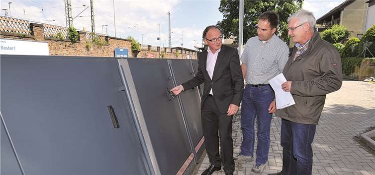 Die neuen Fahrradboxen am Bahnhof begutachten (v.l.) Oberbürgermeister Achim Hütten, Jürgen Schmitz vom Tiefbauamt und Bauamtsleiter Rainer Schmitz. Stadtverwaltung/Maurer