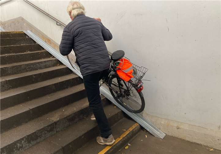 Die neuen Fahrradrinnen am Weißenthurmer Bahnhof - gut gemeint aber nicht gut gemacht - für E-Bikes und Fahrräder mit Packtaschen ungeeignet.Foto: privat