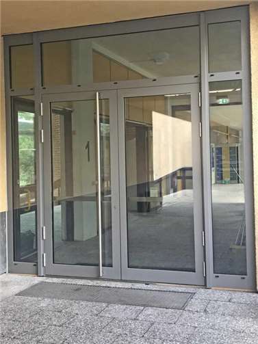 Die neuen Fenster und Eingangstüren am Megina-Gymnasium Mayen.