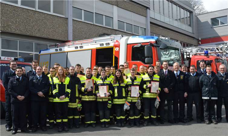 Die neuen Feuerwehrangehörigen sind zu Recht stolz auf ihre Ernennung: Zusammen mit ihren Ausbildern, mit Wehrleiter Jens Weinriefer (8. v. re.) und dem Bürgermeister der Verbandsgemeinde Montabaur Ulrich Richter-Hopprich (7. v. re.) freuen sie sich über eine erfolgreiche Grundausbildung.Fotos: Ingrid Ferdinand