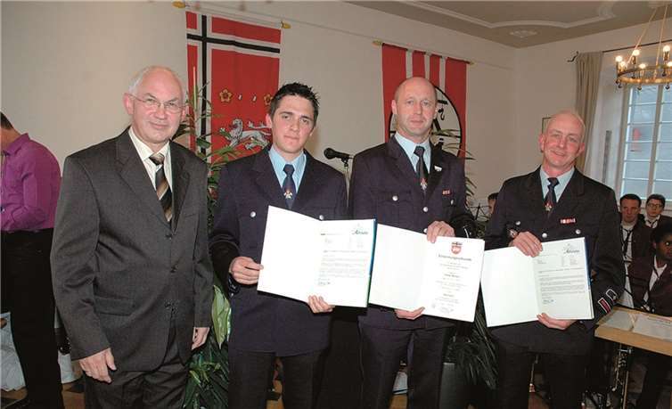 Die neuen Führungskräfte (v.l.): Bürgermeister Hermann-Josef Romes, stellvertretender Wehrleiter Marco Romes, Wehrleiter Dieter Merten und stellvertretender Wehrleiter Bernd May.UM