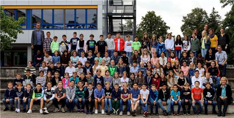 Schulstart unter besonderen Bedingungen Die neuen Fünftklässler gemeinsam mit ihren Klassenleiterteams. Foto: privat