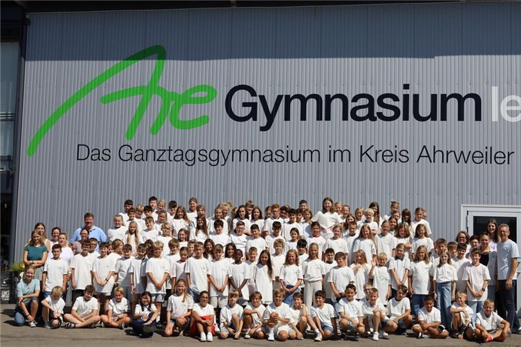 Die neuen Fünftklässlerinnen und Fünftklässler des Are-Gymnasiums mit ihren Klassenleitungsteams 