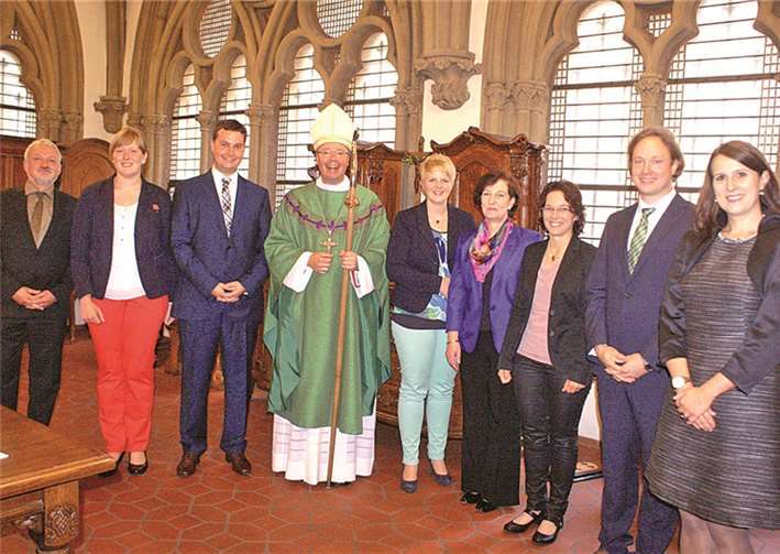 Die neuen Gemeindereferentinnen und -referenten zusammen mit Bischof Ackermann.privat