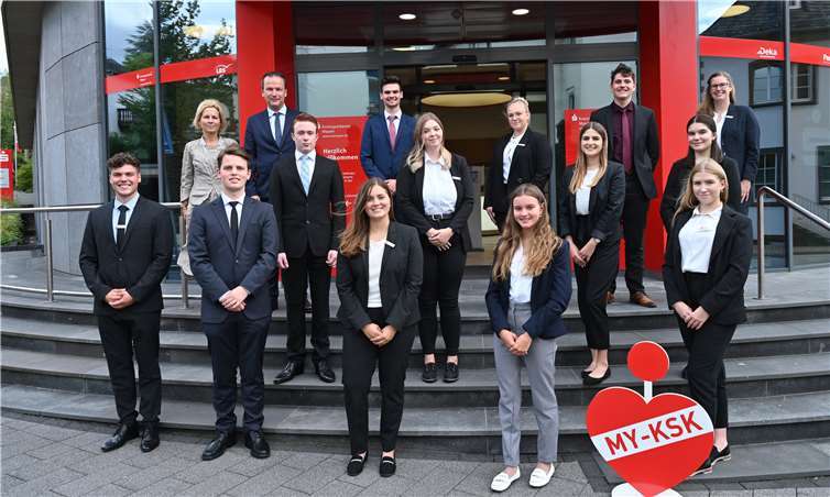 Die neuen Gesichter bei der Kreissparkasse Mayen: Vordere Reihe v.l.n.r.: Janek Braun, Vitus Wermelskirchen (Duales Studium), Anna-Lena Stenzel, Isabell Maier, Lisa Marie Setzepfand, Mittlere Reihe v.l.n.r.: Lukas Kammler (FOS-Praktikum), Lara-Luise Beisel, Isabella Hasanovic, Annalena Thür (FOS-Praktikum), Hintere Reihe v.l.n.r.: Ausbildungsleiterin Sabine Weitzel, Vorstandsmitglied Christoph Weitzel, Jan Zens, Anna Felinska, Yannik Steuer Ausbilderin Stephanie Casper-Stieler. Foto: KSK Mayen/ Ralph Künzel