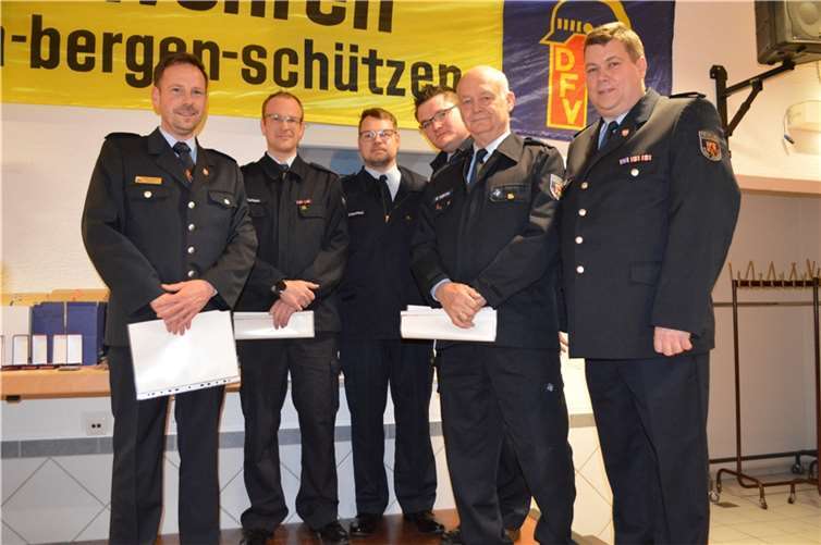 Dank galt allen Einsatzkräften für ihren unbezahlbaren Einsatz Die neuen Hauptlöschmeister wurden von Bürgermeister und Stadtwehrleiter befördert.