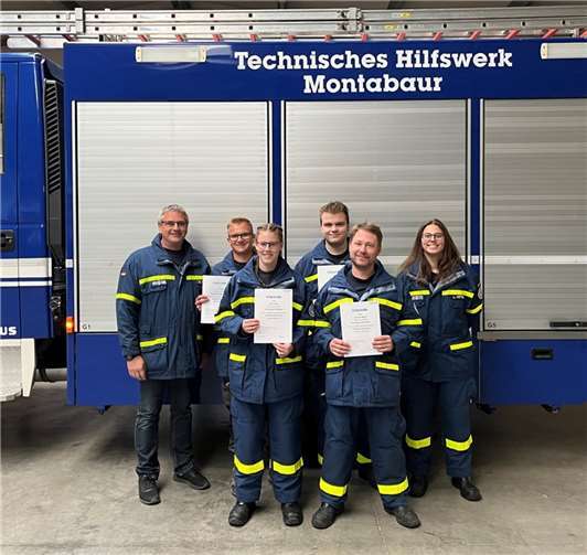 Die neuen Helferinnen und Helfer mit der Ausbildungsbeauftragten Lara Vetter (re.) und dem Stellv. Ortsbeauftragten Stefan Vetter (li.). Quelle: THW Montabaur