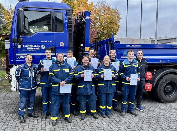 Die neuen Helferinnen und -helfen mit der Ausbildungsbeauftragten Lara Vetter (links) und dem Ortsbeauftragten Marc Winzen (rechts).  Foto: THW Montabaur
