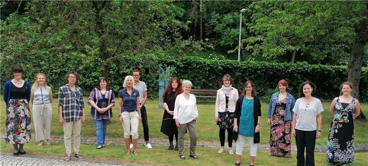 Die neuen Hospizbegleiterinnen und -begleiter nach der Zertifikatsübergabe mit der Leiterin des Ambulanten Hospizes, Anita Ludwig (links), der Hospizfachkraft Verena Krings-Ax (2.von links), der Bildungsbeauftragten Heidi Hahnemann (3.von links), den Hospizfachkräften Christiane Freymann (5.von rechts) und Cindy Stein (3.von rechts). Foto: Hospizverein Neuwied