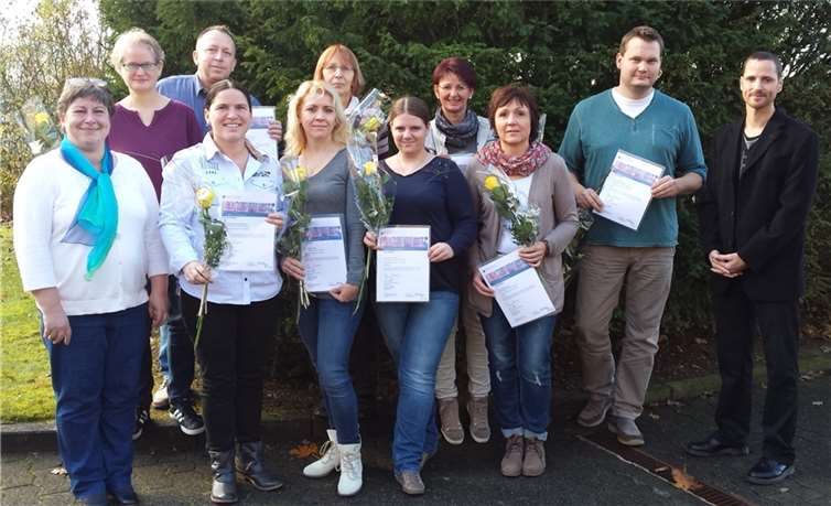 Die neuen Hygienebeauftragten zeigen stolz ihr Urkunden. privat