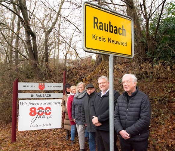 Die neuen Jubiläumsbanner an den Ortseingängen sind angebracht, v.r.n.l.: Pfarrer Michael Sprenger, Bürgermeister Florian Albrecht, aus dem Orga-Team: Andreas Nell, Jutta Behnke, Sandra Bergner, Petra Neuhaus.  Foto: privat