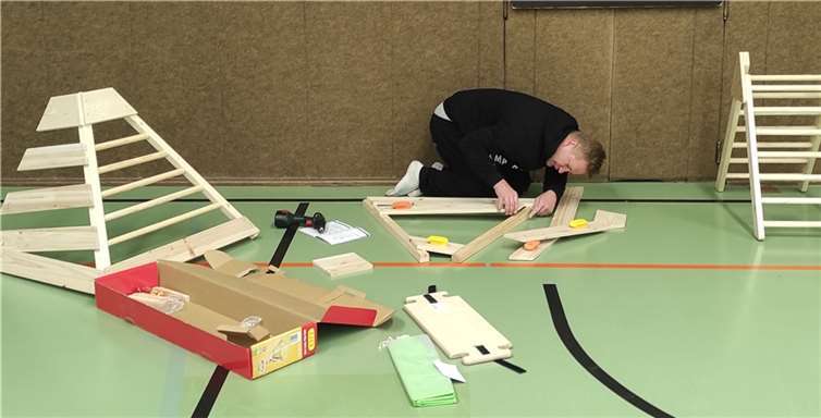 Die neuen Klettergeräte wurden sofort aufgebaut.  Foto: TV Vallendar