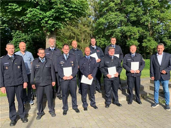 Die neuen Kreisausbilder mit Landrat Achim Schwickert sowie dem Brand- und Katastrophenschutzinspekteur und den Stellvertretern. Foto: Pressestelle der Kreisverwaltung