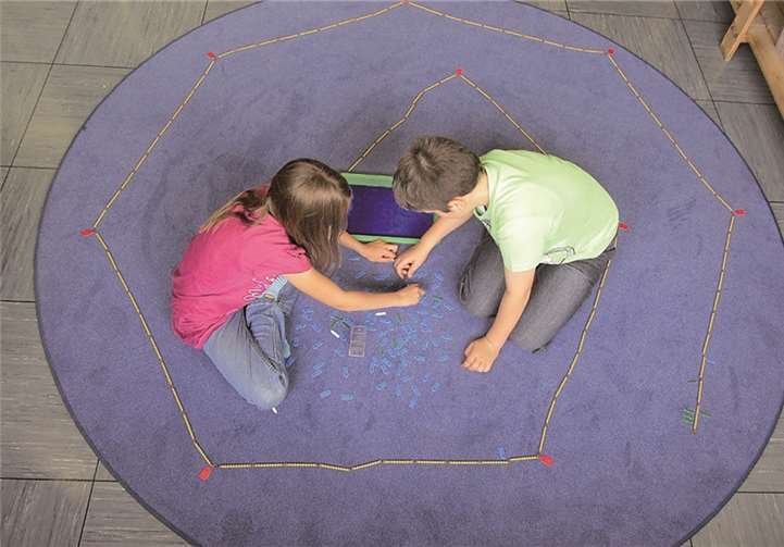 Die neuen Lernmaterialien werden von den Kindern bereitwillig getestet.  Privat