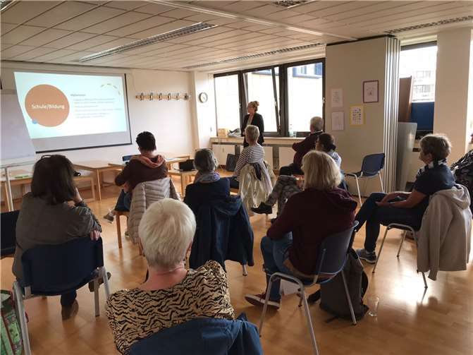 Die neuen Lernpaten der KoblenzerBürgerStiftung während eines Schulungsnachmittags.Foto: Brigitta Redeker